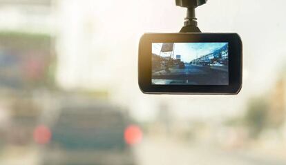 Dashcam instalada en un coche.