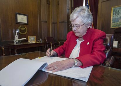 La gobernadora de Alabama, Kay Ivey firma un proyecto de ley que prohíbe, prácticamente, el aborto en el estado, en Montgomery (EE UU), el 15 de mayo de 2019. La ley desafía la sentencia del Tribunal Supremo de Estados Unidos de 1973 que otorgó a las mujeres el derecho a la interrupción del embarazo. La ley aprobada en la noche del martes por el Senado de Alabama es draconiana y deja el aborto en una política de mínimos absolutos: prohíbe la interrupción del embarazo en cualquier etapa de la gestación -incluso en los casos de incesto o violación- y criminaliza con hasta 99 años de prisión al médico que lo practique. Tan solo deja abierta la puerta a interrumpir el embarazo en caso de que corra peligro la vida de la madre.