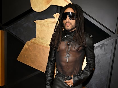 Lenny Kravitz, en el 'photocall' de los premios Grammy 2024 en Los Ángeles, luciendo los efectos del entrenamiento.