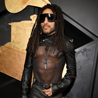 Lenny Kravitz, en el 'photocall' de los premios Grammy 2024 en Los Ángeles, luciendo los efectos del entrenamiento.