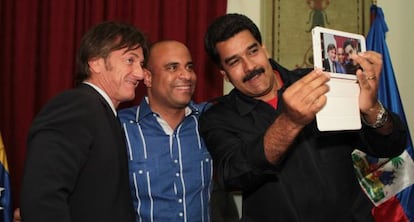 El presidente de Venezuela, Nicol&aacute;s Maduro, se hace un &#039;selfie&#039; con Sean Penn y el primer ministro de Hait&iacute; Laurent Lamothe.