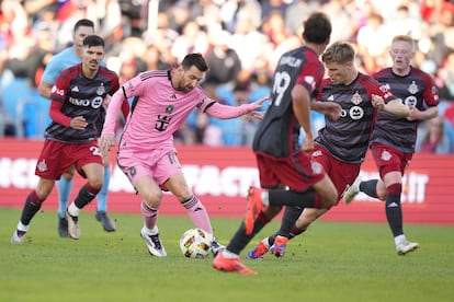 Lionel Messi, rodeado de rivales del Toronto FC, en el partido de este sábado.