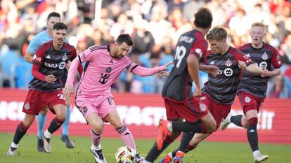 Lionel Messi, rodeado de rivales del Toronto FC, en el partido de este sábado.