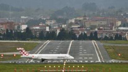 Un avión de la compañía de bajo coste Volotea en el aeropuerto de Bilbao. EFE/Archivo