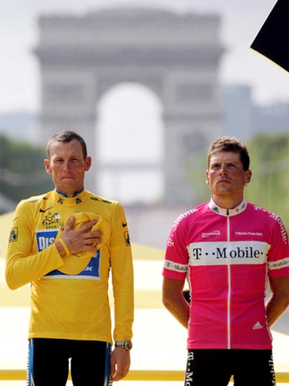 Lance Amstrong y Jan Ullrich, en el podio de París en 2005
