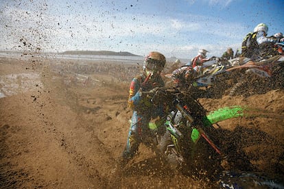 Corredores saltan una duna durante la competición HydroGarden celebrada en la playa de Weston-Super-Mare, en el oeste de Inglaterra.