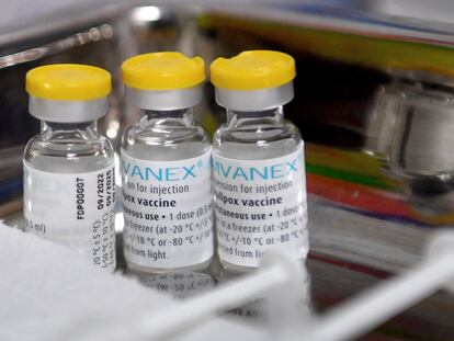 (FILES) In this file photo taken on August 10, 2022 in Lille, northern France doses of Imvanex, a vaccine to protect against Monkeypox virus, are displayed on a tray in a pharmacy. - They have travelled miles and crossed borders: the monkeypox vaccination campaign has taken an unexpected turn in Europe, with hundreds of people going abroad in search of a dose because of the lack of rapid access to the vaccine at home. (Photo by FRANCOIS LO PRESTI / AFP)