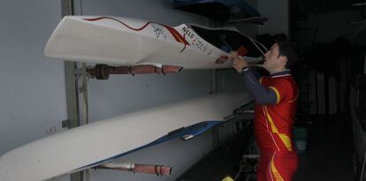 Cal coge su canoa del almacén donde se entrena en el club naval de Pontevedra.