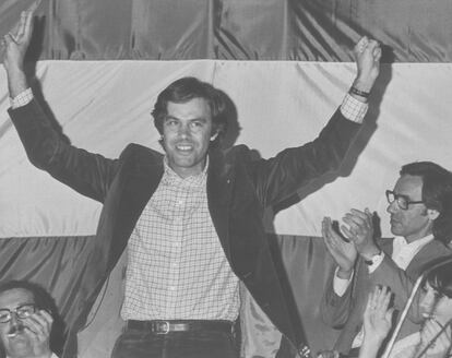 Muchos atribuyen buena parte del éxito de González en la ascensión a la cúpula del PSOE a las hábiles maniobras de Guerra, un experto en la maquinaria del partido. Con la recuperación de la democracia, ambos destacarían por sus dotes como oradores. Capaces de hacer vibrar a miles de personas en los mítines -este de la imagen, también en Sevilla, se celebró 34 años antes del acto con Rubalcaba en Dos Hermanas- en las elecciones de 1977 lograrían situar al PSOE como segunda fuerza política por detrás de la entonces inalcanzable UCD de Adolfo Suárez.