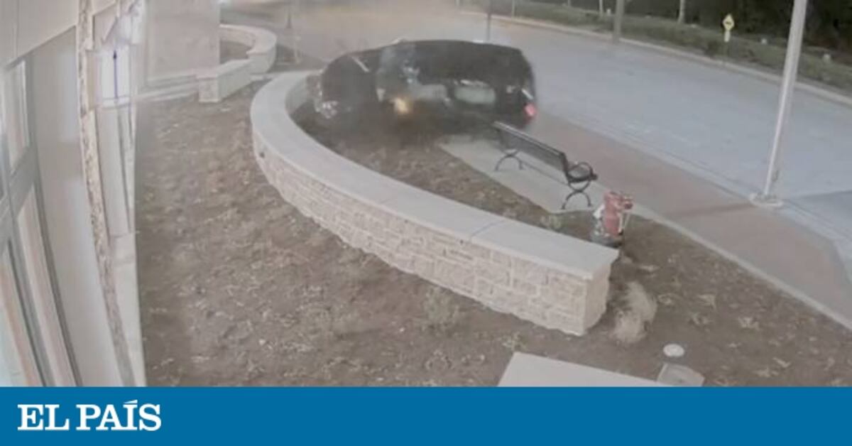 Un conductor pierde el control y se estrella contra una comisaría ...