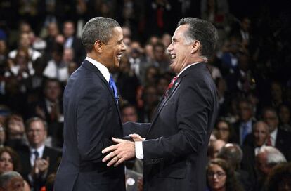 Barack Obama y Mitt Romney, después del tercer debate presidencial.