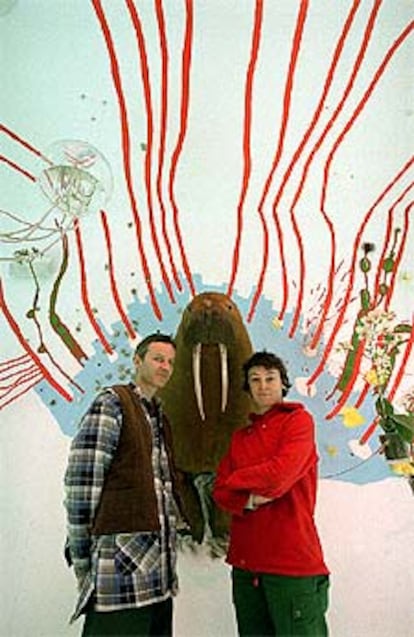 Jörg Lenzlinger y Gerda Steiner, ante su instalación <i>Cómo llegó la morsa a Madrid.</i>