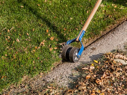 Cortador césped siendo utilizado en un jardín.