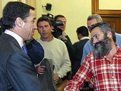 Eduardo Zaplana y Juan Manuel Sánchez Gordillo, ayer, en Sevilla.