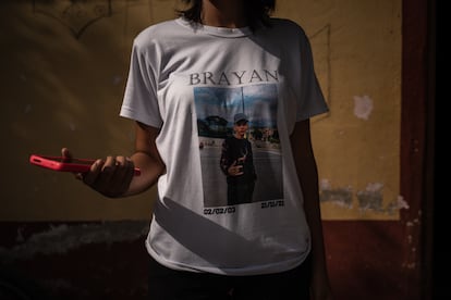 Naslyn, viste una camiseta de su hermano, en Aguachica, el 5 de octubre de 2023. 