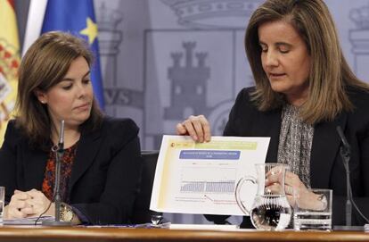 La vicepresidenta del Gobierno, Soraya Sáenz de Santamaría junto a la ministra de Empleo, Fátima Báñez
