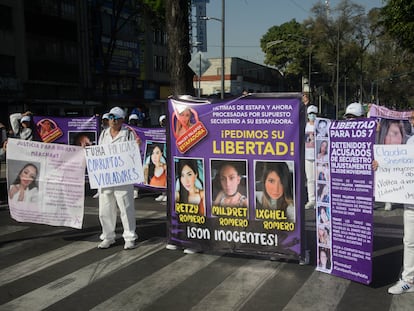 Un grupo de manifestantes bloquea Eje Central en Ciudad de México para exigir la libertad de los siete detenidos, el pasado 25 de enero.