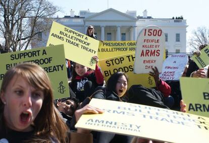 Activistas de Amnist&iacute;a Internacional reclaman en Washington, frente a la Casa Blanca, la aprobaci&oacute;n del Tratado de Comercio de Armas en la ONU. 