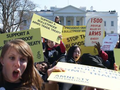 Activistas de Amnist&iacute;a Internacional reclaman en Washington, frente a la Casa Blanca, la aprobaci&oacute;n del Tratado de Comercio de Armas en la ONU. 
