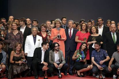 Foto de familia de los galardonados en la gala de los Premios Iris 2011.