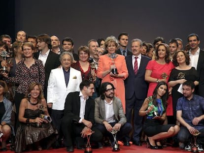 Foto de familia de los galardonados en la gala de los Premios Iris 2011.