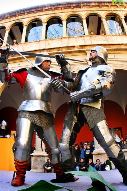 Lance con espadas en el duelo de caballeros que ayer se celebró en el Centre del Carme.