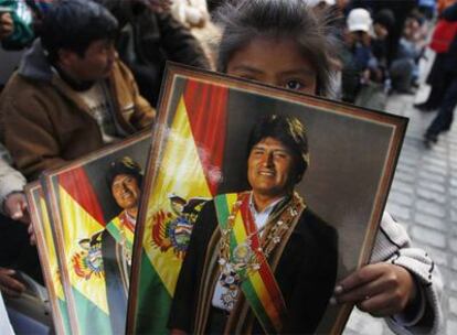 Una niña vende fotografías enmarcadas del presidente de Bolivia, Evo Morales, en un acto en La Paz.