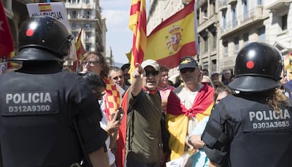 Els mossos aturen els manifestants a la plaça Sant Jaume.