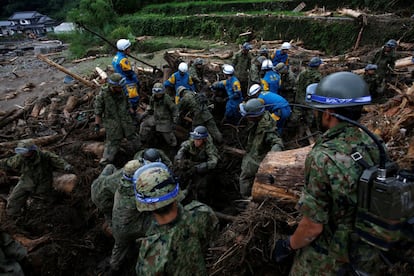 Estas tareas se han intensificado hoy para tratar de rescatar a los residentes que quedaron aislados en la localidad de Toho (Fukuoka). En la foto, soldados de la Fuerza de Autodefensa Japonesa y oficiales de policía realizan operaciones de búsqueda y rescate en la aldea de Toho, el 8 de julio de 2017.