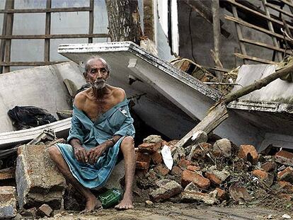 El esrilanqués Dalugoda Gilbert, de 70 años, se sienta desolado entre las ruinas de lo que fue su casa en Galle.