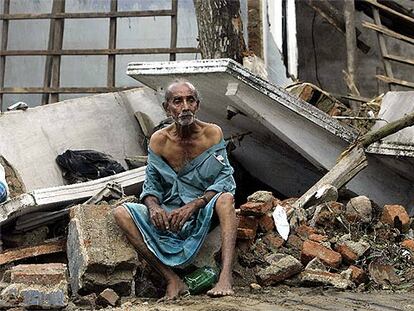 El esrilanqués Dalugoda Gilbert, de 70 años, se sienta desolado entre las ruinas de lo que fue su casa en Galle.