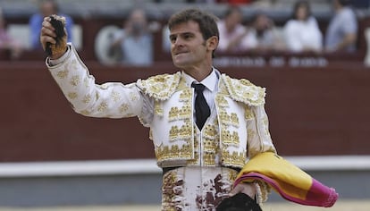 El diestro Eugenio de Mora saluda con la oreja que cortó en Las Ventas el lunes.