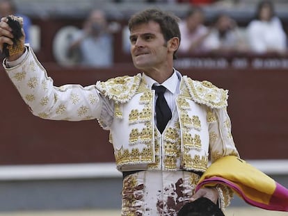 El diestro Eugenio de Mora saluda con la oreja que cortó en Las Ventas el lunes.