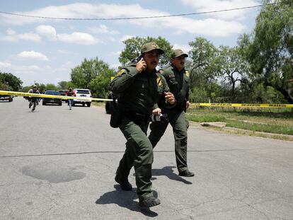 Law enforcement personnel run away from the scene of a suspected shooting near Robb Elementary School in Uvalde, Texas, U.S. May 24, 2022.  REUTERS/Marco Bello