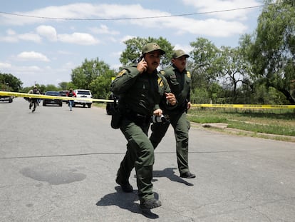 Law enforcement personnel run away from the scene of a suspected shooting near Robb Elementary School in Uvalde, Texas, U.S. May 24, 2022.  REUTERS/Marco Bello