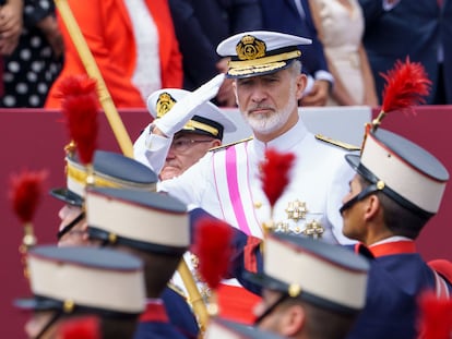 El rey Felipe VI saluda al paso de la Guardia Real durante el desfile con motivo del Día de las Fuerzas Armadas 2025 en Santa Cruz de Tenerife.