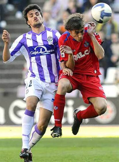 El jugador del Valladolid Pedro León lucha por un balón con el del Getafe Rafa López