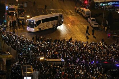 El autobús del Real Madrid llega al Santiago Bernabéu, donde es recibido por cientos de aficionados, antes de enfrentarse al Barça.