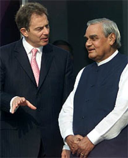 Tony Blair (izquierda), con  el primer ministro indio, Atal Behari Vajpayee.
