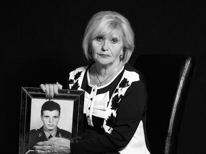 Hortensia Gómez con un retrato de su hijo Alberto Alonso Gómez.