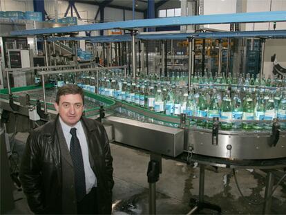 Javier Malcorra, gerente de Agua de Insalus, en la factoría de Lizartza.