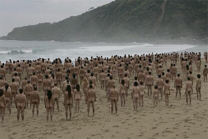 Instalacion del fotógrafo Spencer Tunick en la playa de la Zurriola del barrio de Gros de San Sebastián.