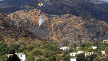 Un helicóptero participa en la extinción del incendio de Bédar.