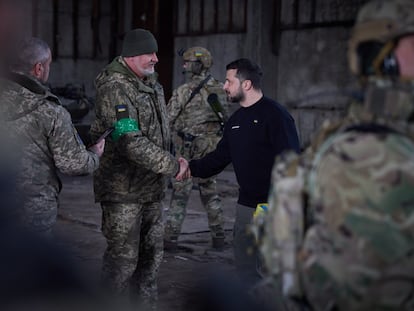 El presidente ucranio, Volodímir Zelenski, durante una visita al frente en Donetsk.