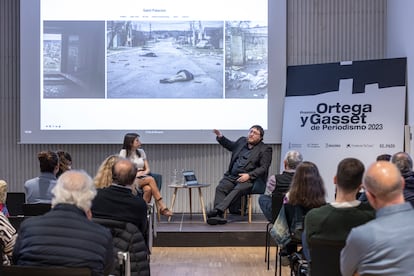 El ganador del Premio Ortega y Gasset a Mejor Fotografía en 2022, Santi Palacios, en un encuentro con suscriptores y lectores de EL PAÍS junto a la periodista Andrea Nogueira. 