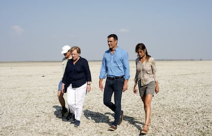 Pedro Sánchez y Angela Merkel, con sus respectivos cónyugues, en Doñana.