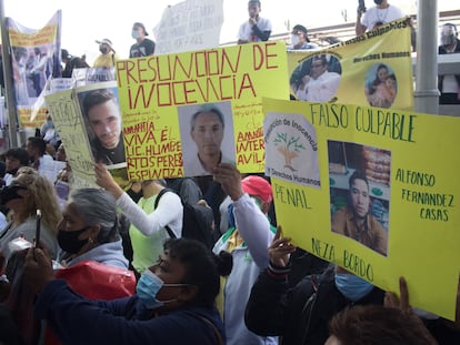 Una protesta a las afueras de la sede de la FGR en Ciudad de México, en noviembre de 2020.
