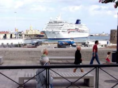 El buque "Norwegian Dream" de la compañía Norwegian Cruise Line, procedente del puerto de Alicante, atracado en el muelle de España, en Ceuta. EFE/Archivo