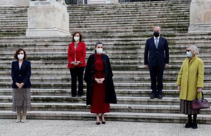 La reina Letizia visitó este martes en la Biblioteca Nacional de España (BNE) la muestra sobre la pensadora española, en la que estuvo acompañada, entre otros, por la vicepresidenta Carmen Calvo