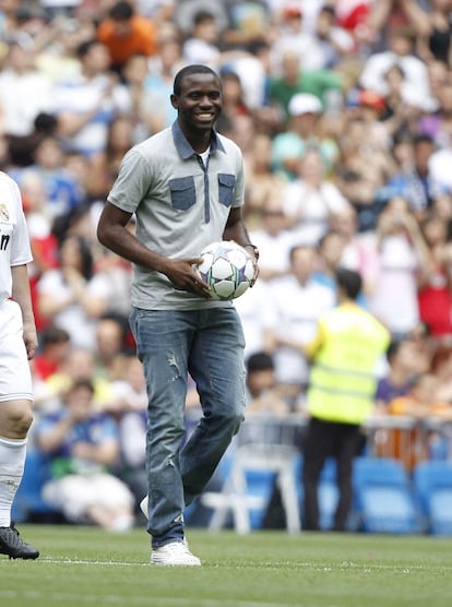 Fabrice Muamba realiza el saque de honor durante el partido solidario entre el Real Madrid y Manchester United.